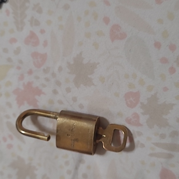 LV lock and one key - Picture 3 of 5